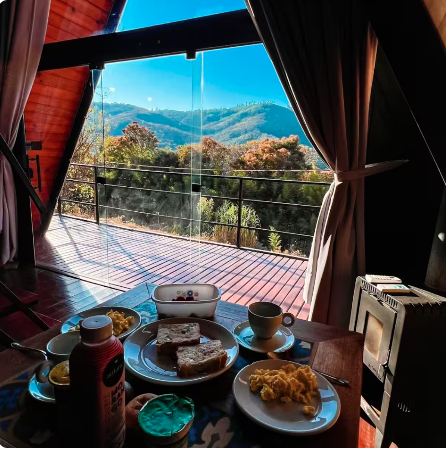Café da manhã na Cabana Amalfi com vista para a serra