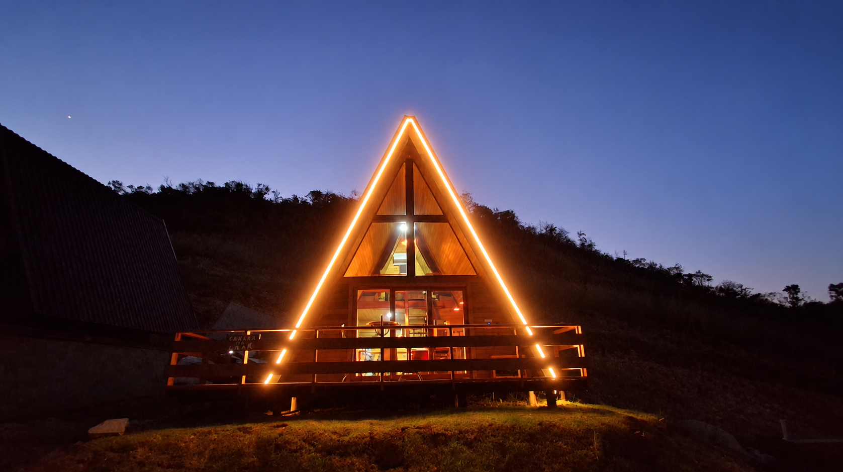 Cabana da Lua iluminada ao anoitecer