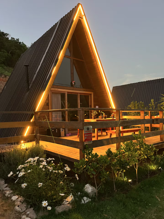 Chalé da Colina com fachada iluminada e jardim